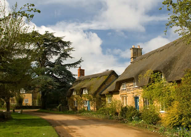 The tiny village of Hidcote Bartrim with thatched cottages