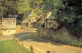 the meandering road through snowshill