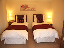 Hadley House in Broadway, suite with twin beds